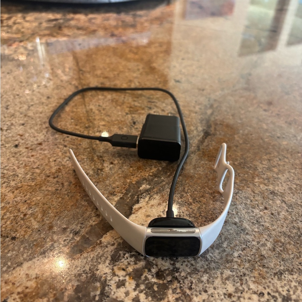Fitbit Charge 6: White Smartwatch with Black Screen
